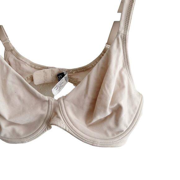 Victoria’s Secret Body by Victoria Full Coverage Underwire Bra - Picture 2 of 6